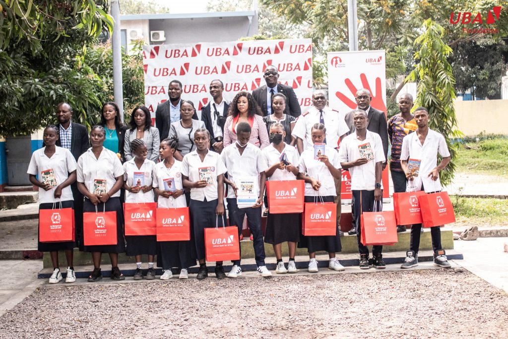 Journée Internationale de l'Enfant Africain, UBA fait le don de livres à plusieurs écoles de Kinshasa