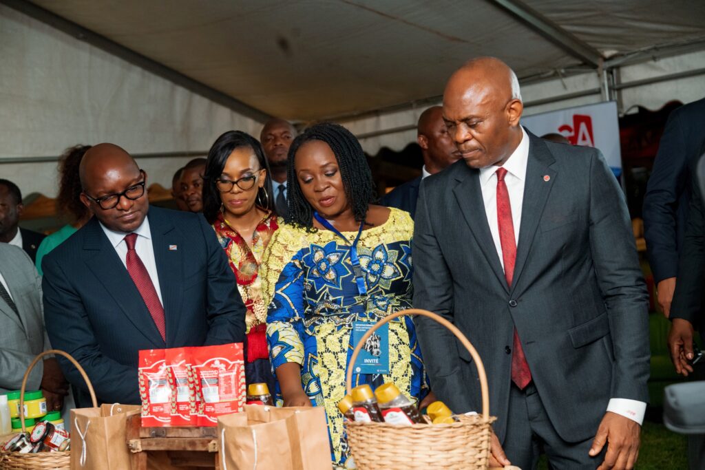 TEF 2022, Kinshasa. Le Chairman Tony O. Elumelu en viste à la UBA Market Place tenu par les alumni TEF des éditions antérieures