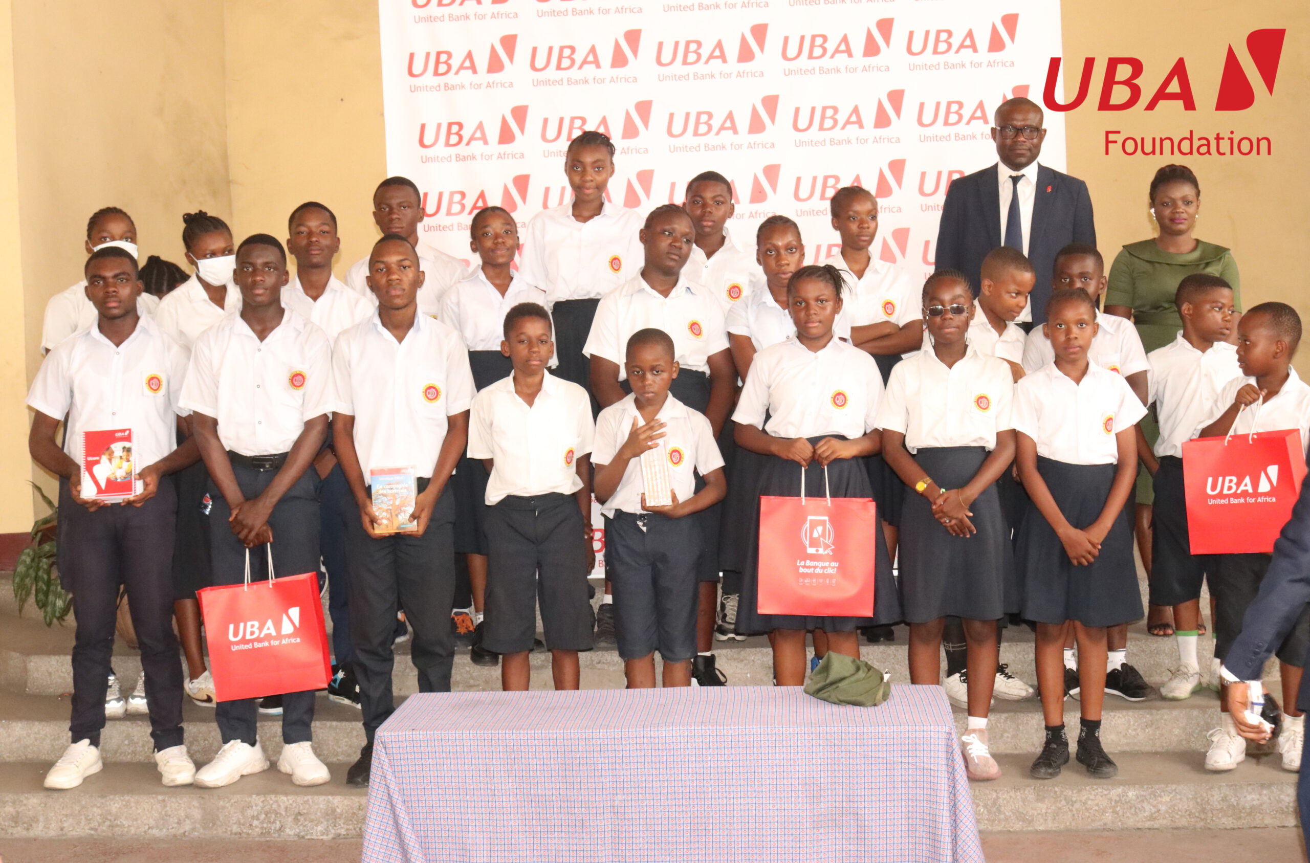 « En célébrant cette journée commémorée le 23 avril de chaque année, la banque UBA RDC via la Fondation UBA tient à rappeler les objectifs clés de l’initiative Read Africa : Encourager un enfant à lire un livre aujourd’hui et tous les jours et de Promouvoir tout l’écosystème littéraire du continent en allant de la promotion de l’auteur, à celle de la maison d’édition et enfin à la distribution à l’utilisateur final : le lecteur. »